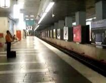 Un bărbat a murit după ce a căzut pe şina de metrou la Piaţa Romană 