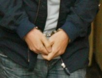 Un poliţist comunitar din Arad, acuzat că a bătut şi jefuit un tânăr