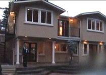 O familie de români, vecini cu Bill Gates, îşi vinde casa pentru 3,5 milioane de dolari (VIDEO)