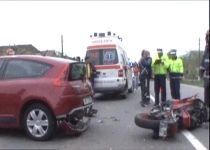 Un motociclist a murit după ce a intrat direct în maşina unor nuntaşi (VIDEO)
