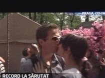 Cehii au intrat în Cartea Recordurilor cu cei mai mulţi oameni care s-au sărutat în acelaşi loc (VIDEO)
