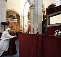 Papa elogiază Giulgiul din Torino, dar evită problema autenticităţii
