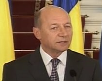 Băsescu: Salariile bugetarilor se reduc cu 25%. Pensiile şi ajutorul de şomaj, cu 15% 