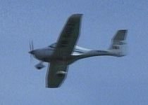 Un avion de mici dimensiuni rămas fără o roată a aterizat la Clinceni, după mai multe încercări - VIDEO
