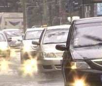 Ploaia torenţială a blocat traficul pe o arteră importantă din Craiova