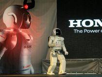 ASIMO, singurul roboţel umanoid care aleargă şi joacă fotbal, a sosit în România (VIDEO)