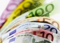 Euro s-a depreciat în faţa dolarului american, atingând un nou minim al ultimelor 14 luni