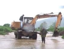 Ploile au inundat case şi au îngreunat traficul în nordul ţării. Vezi rutele afectate (VIDEO)
