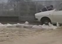 Inundaţii şi un drum naţional blocat din cauza ploilor abundente