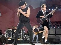 Un show care va intra în istorie: Imagini de la concertul AC/DC (VIDEO)