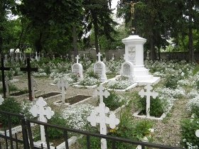 Rugă pe timp de criză: Cele nouă morminte sfinte din cimitirul Bellu Catolic