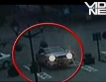 Un şofer din Bistriţa s-a trezit cu maşina ridicată de un stâlp telescopic - VIDEO