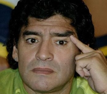 Maradona înjură un cameraman, după ce tot el l-a călcat cu maşina (VIDEO)