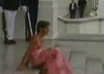 Şefa de protocol de la Casa Albă a căzut în fund la o întâlnire oficială (VIDEO)