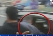 Doi poliţişti de la Rutieră, prinşi în flagrant când luau bani de la un şofer (VIDEO)