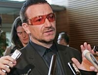 Bono a fost operat de urgenţă la coloană (VIDEO)