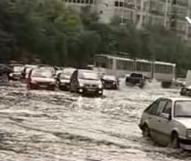 Cartier din capitală, inundat complet în urma ploilor torenţiale (VIDEO)