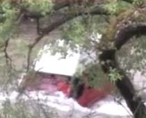Doi oameni au fost duşi de ape zeci de metri după ce dubiţa lor a căzut într-un râu (VIDEO)