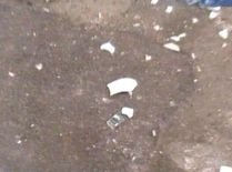 O batrână a fost la un pas de moarte după ce a fost lovită de cioburile unei chiuvete aruncate de la etaj (VIDEO)