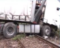 Traficul feroviar între Vâlcea şi Sibiu a fost reluat după ce un TIR a distrus 50 de metri de cale ferată (VIDEO)