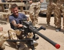 Beckham face o vizită trupelor britanice din Afganistan şi este atacat de un câine (VIDEO)