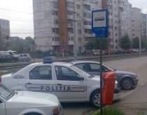 Cum parchează poliţiştii în Arad? În staţia de autobuz, evident (FOTO)