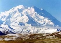Două românce se pregătesc să escaladeze cel mai înalt munte din America de Nord