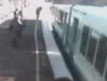Un copil a supravieţuit, după ce căruciorul în care se afla a fost lovit de tren (VIDEO) 