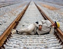 Un tânăr din Alba a fost lovit de tren, după ce a adormit pe şine