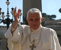 40 de iubite ale unor preoţi catolici îi cer Papei să renunţe la regula celibatului 