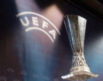 Experimentul din Europa League a avut succes: UEFA a extins "arbitrajul în cinci" la Ligă şi CE 2012