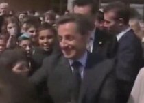 Sarkozy a fost lovit cu o sticlă de plastic, după ce a vorbit despre violenţa în şcoli (VIDEO)