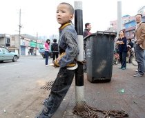 Un chinez şi-a legat copilul cu lanţuri de un stâlp şi l-a scos la licitaţie (VIDEO)