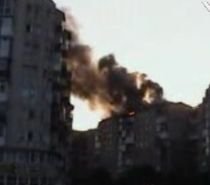 Vâlcea. Un incendiu puternic a distrus acoperişul unui bloc (VIDEO)
