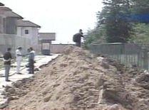 Bucureşti. Un muncitor a murit după ce fost prins sub un mal de pământ surpat (VIDEO)