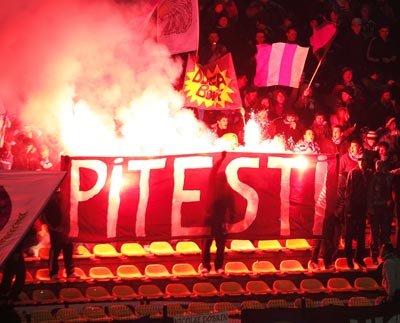 Scandal la FC Argeş - ?U? Cluj 1-1. Arbitrul suportă furia fanilor după ce dictează un penalty aberant (VIDEO)
