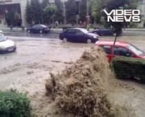 Cluj. O ploaie torenţială a inundat zeci de străzi şi a provocat avarierea a cinci maşini (VIDEO)