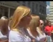 Peste 800 de blonde au ridicat moralul letonilor, grav afectaţi de criză (VIDEO)