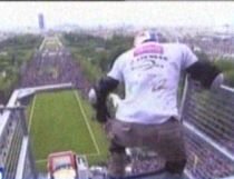 Un skater francez a sărit de pe Turnul Eiffel pe o rampă de 30 de metri (VIDEO)