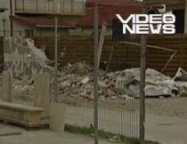 Dorel se întoarce: Muncitor bucureştean, prins sub construcţia pe care încerca să o dărâme (VIDEO)