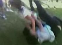 Două eleve din Australia s-au bătut, în timp ce colegii le încurajau - VIDEO