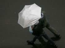 Ploi abundente şi vijelii în Bucureşti şi în mai multe judeţe (VIDEO)
