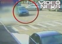 Buzău. Un şofer de 18 ani loveşte cu maşina un pieton pe trecere, după care îşi vede de drum (VIDEO)