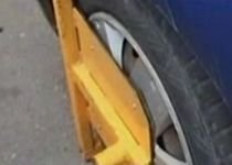 Poliţiştii comunitari din Bistriţa au blocat roata maşinii unui coleg care parcase ilegal (VIDEO)
