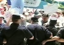 Incidente la mitingul din Vaslui: Protestatarii au forţat intrarea în sediul Prefecturii (VIDEO)
