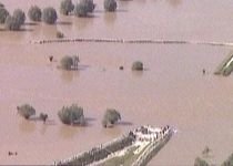 Europa Centrală, sub ape: Stare de urgenţă în Ungaria şi Slovacia. Varşovia, sub alertă de inundaţii (VIDEO)