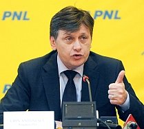 Antonescu: Un premier trebuie să rupă clientelele şi "să nu facă pe el" când se răsteşte Băsescu
