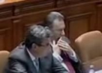 Colegii de partid ai lui Boc, plictisiţi de discursul din Parlament (VIDEO)