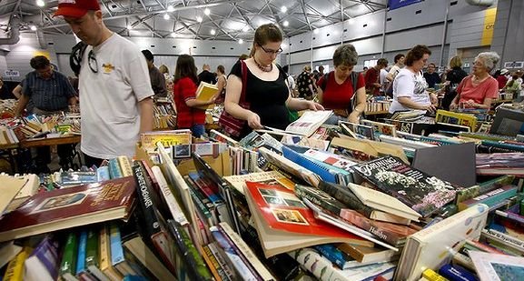 Bookfest 2010: Cărţi ieftine, puţini cumpărători