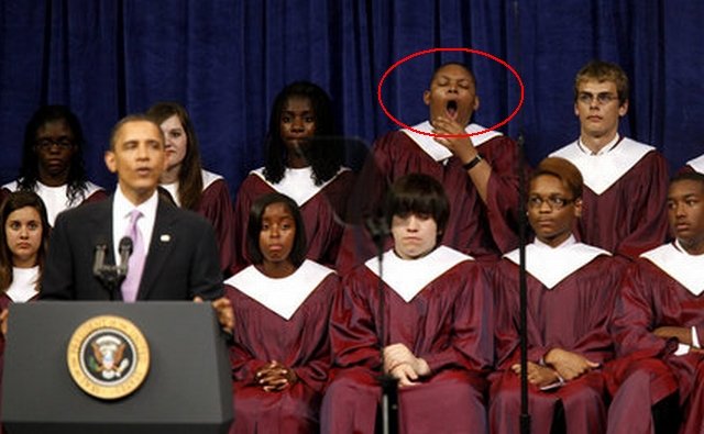 Un puşti a adormit în timpul unui discurs al preşedintelui Obama (VIDEO)